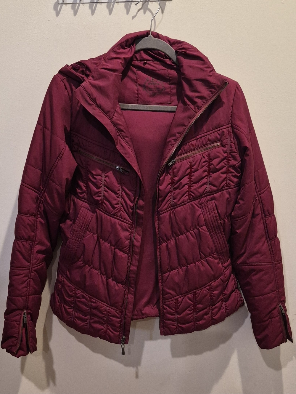 Women’s Quilted Hooded Jacket in Burgundy
